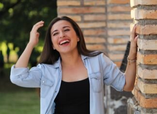 La personalidad única de Gavi: cómo los pequeños despistes forjan grandes futbolistas A young woman laughing with her hands in her hair