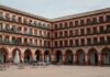 La búsqueda de alojamiento universitario se intensifica tras los resultados de la Selectividad Córdoba with tables and chairs outside