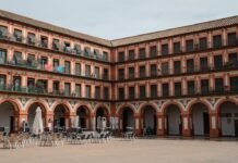 La búsqueda de alojamiento universitario se intensifica tras los resultados de la Selectividad Córdoba with tables and chairs outside