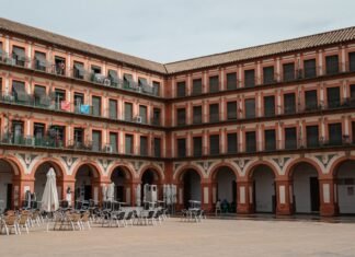 La búsqueda de alojamiento universitario se intensifica tras los resultados de la Selectividad Córdoba with tables and chairs outside