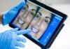 La Revolución Digital en Ortodoncia Pediátrica: Cómo la Tecnología Transforma el Cuidado Dental Infantil man in blue shirt smiling