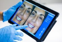 La Revolución Digital en Ortodoncia Pediátrica: Cómo la Tecnología Transforma el Cuidado Dental Infantil man in blue shirt smiling