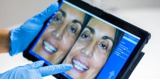 La Revolución Digital en Ortodoncia Pediátrica: Cómo la Tecnología Transforma el Cuidado Dental Infantil man in blue shirt smiling