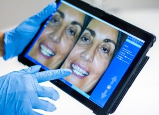 La Revolución Digital en Ortodoncia Pediátrica: Cómo la Tecnología Transforma el Cuidado Dental Infantil man in blue shirt smiling