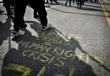 La respuesta internacional a la crisis institucional española: dos enfoques divergentes A person riding a skateboard down a street