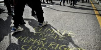 La respuesta internacional a la crisis institucional española: dos enfoques divergentes A person riding a skateboard down a street