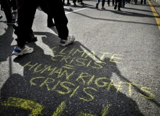 La respuesta internacional a la crisis institucional española: dos enfoques divergentes A person riding a skateboard down a street