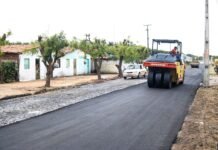 El Poder Geopolítico del Fútbol: Cuando las Decisiones Deportivas Trascienden las Fronteras a tractor on a road