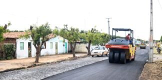 El Poder Geopolítico del Fútbol: Cuando las Decisiones Deportivas Trascienden las Fronteras a tractor on a road