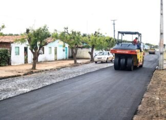 El Poder Geopolítico del Fútbol: Cuando las Decisiones Deportivas Trascienden las Fronteras a tractor on a road