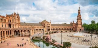 La temporada de caracoles en Sevilla: tradición gastronómica que conquista las terrazas andaluzas a large building with a fountain in front of it