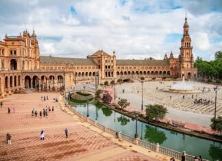 La temporada de caracoles en Sevilla: tradición gastronómica que conquista las terrazas andaluzas a large building with a fountain in front of it