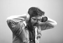 El síndrome del móvil hiperconectado: Cómo recuperar el control de tu tiempo y atención man in gray dress shirt wearing black framed eyeglasses