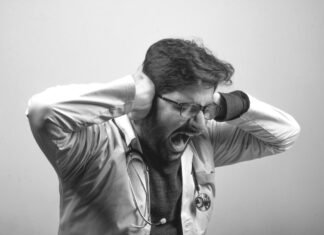 El síndrome del móvil hiperconectado: Cómo recuperar el control de tu tiempo y atención man in gray dress shirt wearing black framed eyeglasses