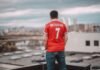 David Beckham hace historia al recibir estrella en el Paseo de la Fama de Hollywood como primer futbolista a man standing on top of a roof next to a building