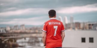 David Beckham hace historia al recibir estrella en el Paseo de la Fama de Hollywood como primer futbolista a man standing on top of a roof next to a building