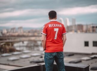 David Beckham hace historia al recibir estrella en el Paseo de la Fama de Hollywood como primer futbolista a man standing on top of a roof next to a building