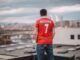 David Beckham hace historia al recibir estrella en el Paseo de la Fama de Hollywood como primer futbolista a man standing on top of a roof next to a building