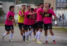 El deporte no descansa: Una jornada dominical cargada de emociones y competencias de élite Soccer team celebrates a goal on the field.