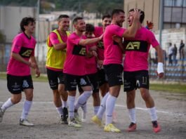 El deporte no descansa: Una jornada dominical cargada de emociones y competencias de élite Soccer team celebrates a goal on the field.