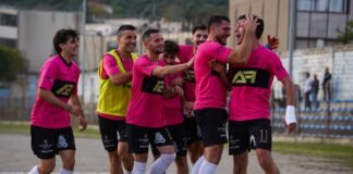 El deporte no descansa: Una jornada dominical cargada de emociones y competencias de élite Soccer team celebrates a goal on the field.