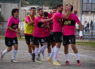 El deporte no descansa: Una jornada dominical cargada de emociones y competencias de élite Soccer team celebrates a goal on the field.