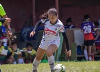 La senadora María José Ortega se recupera satisfactoriamente tras grave accidente de tráfico en Palencia a young girl kicking a soccer ball on a field