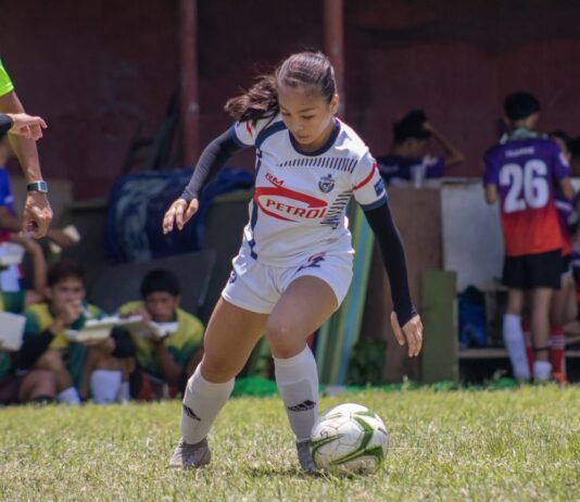 La senadora María José Ortega se recupera satisfactoriamente tras grave accidente de tráfico en Palencia a young girl kicking a soccer ball on a field