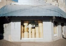 Adiós a Manuel Arjona: El legado eterno de Locomía y su papel en la revolución del pop español de los 80 A building with a blue awning on the front of it