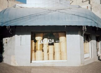 Adiós a Manuel Arjona: El legado eterno de Locomía y su papel en la revolución del pop español de los 80 A building with a blue awning on the front of it