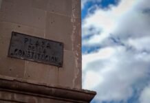 Pablo Alborán conquista Galicia: todo lo que necesitas saber sobre su concierto en A Coruña en 2026 Plaque on building reads plaza de la constitucion