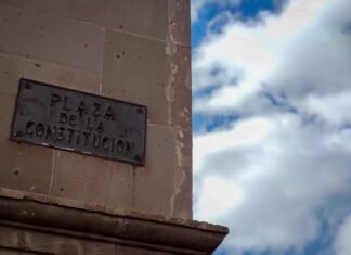 Pablo Alborán conquista Galicia: todo lo que necesitas saber sobre su concierto en A Coruña en 2026 Plaque on building reads plaza de la constitucion