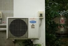 Dormir con el aire acondicionado encendido toda la noche: por qué los expertos en salud recomiendan replantearse este hábito veraniego a white box with a vent