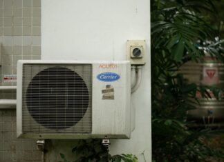 Dormir con el aire acondicionado encendido toda la noche: por qué los expertos en salud recomiendan replantearse este hábito veraniego a white box with a vent