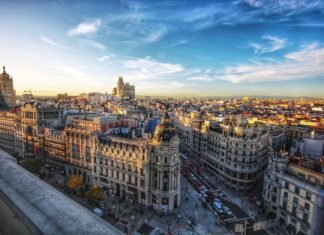 Multas ilegales en la ZBE de Madrid: el silencio del Ayuntamiento y la batalla que los conductores deben librar solos city scale under blue sky