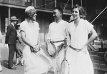 Wimbledon 2025: El fascinante duelo generacional entre Swiatek y Eala que tiene en vilo al mundo del tenis a group of people standing next to each other holding tennis racquets
