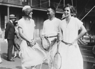 Wimbledon 2025: El fascinante duelo generacional entre Swiatek y Eala que tiene en vilo al mundo del tenis a group of people standing next to each other holding tennis racquets