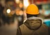Oportunidades laborales en el sector de derechos humanos: claves para postularse a cargos técnicos especializados en Uruguay person in yellow hard hat and brown jacket