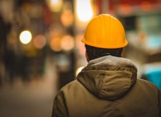 Oportunidades laborales en el sector de derechos humanos: claves para postularse a cargos técnicos especializados en Uruguay person in yellow hard hat and brown jacket