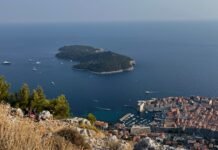 La tecnología que eliminó a Croacia del Mundial 2026: cuando un roce de cabello cambia la historia del fútbol a small island in the middle of a large body of water