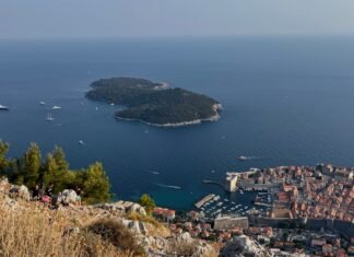 La tecnología que eliminó a Croacia del Mundial 2026: cuando un roce de cabello cambia la historia del fútbol a small island in the middle of a large body of water