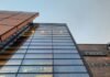 El Ibex 35 conquista nuevos máximos históricos: análisis de un mercado que roza los 20.000 puntos a tall glass building with a sky background