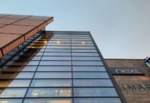 El Ibex 35 conquista nuevos máximos históricos: análisis de un mercado que roza los 20.000 puntos a tall glass building with a sky background