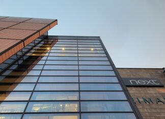 El Ibex 35 conquista nuevos máximos históricos: análisis de un mercado que roza los 20.000 puntos a tall glass building with a sky background