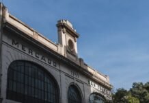 Meridia Capital lanza un ambicioso fondo de 500 millones de euros y refuerza su equipo directivo con la incorporación de Juan Barba Mercado building facade with large arched windows