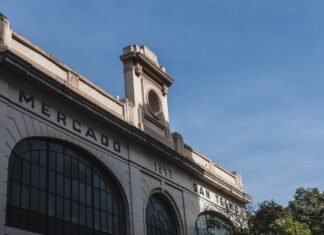 Meridia Capital lanza un ambicioso fondo de 500 millones de euros y refuerza su equipo directivo con la incorporación de Juan Barba Mercado building facade with large arched windows