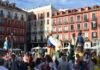 Vacaciones de septiembre en auge: por qué los uruguayos eligen Brasil y Europa tras la eliminación mundialista a group of people in clothing performing in front of a crowd with Plaza Mayor, Madrid in the background