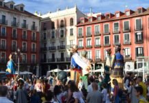 Vacaciones de septiembre en auge: por qué los uruguayos eligen Brasil y Europa tras la eliminación mundialista a group of people in clothing performing in front of a crowd with Plaza Mayor, Madrid in the background