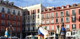 Vacaciones de septiembre en auge: por qué los uruguayos eligen Brasil y Europa tras la eliminación mundialista a group of people in clothing performing in front of a crowd with Plaza Mayor, Madrid in the background