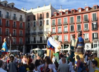 Vacaciones de septiembre en auge: por qué los uruguayos eligen Brasil y Europa tras la eliminación mundialista a group of people in clothing performing in front of a crowd with Plaza Mayor, Madrid in the background